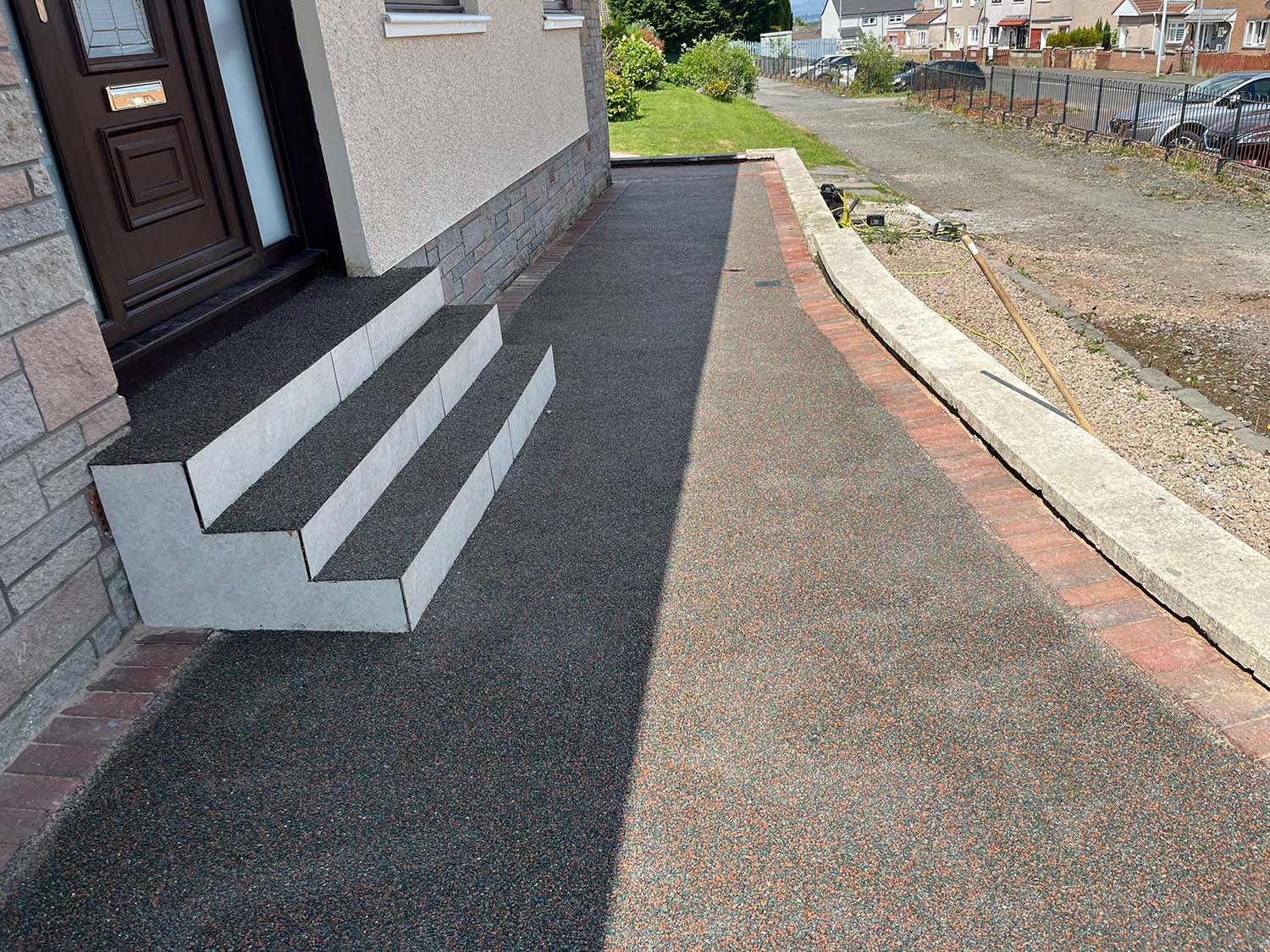 37d3b7dc-0013-4a8e-8794-e3eccde7c1f1 Resin bound pathway and steps of a house in Glasgow