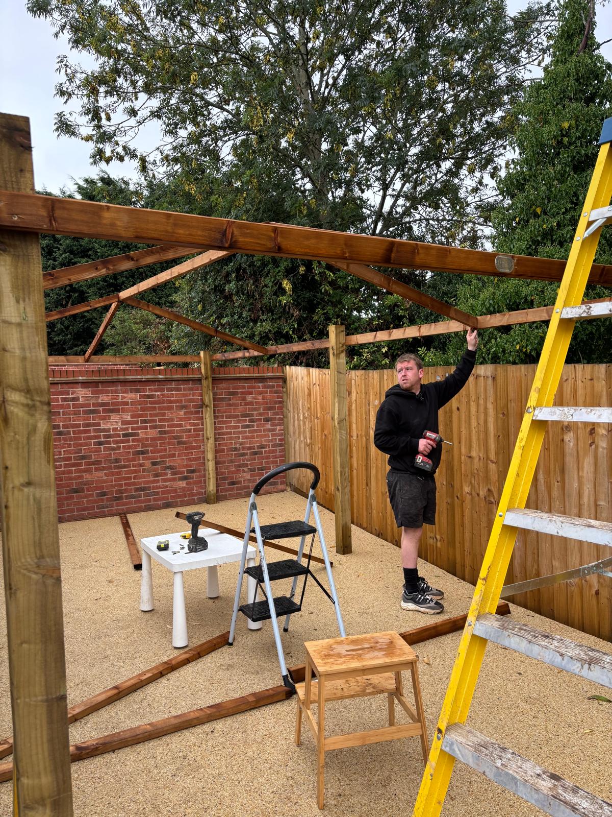 7b939cb4-2b2b-46fd-bca0-e511944323cc Building a pergola over resin bound surfacing in the back garden of a house in Glasgow
