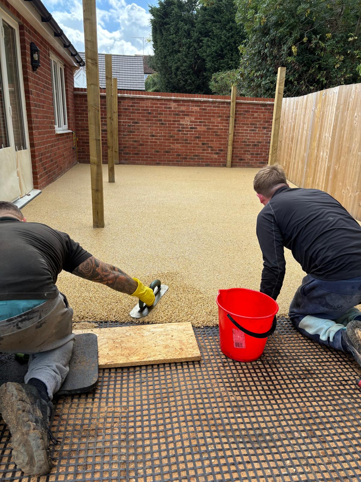 83cc8a37-1f79-4aae-b599-7afb1d9f9297 Resin bound surfacing being laid at the back of a house in Glasgow