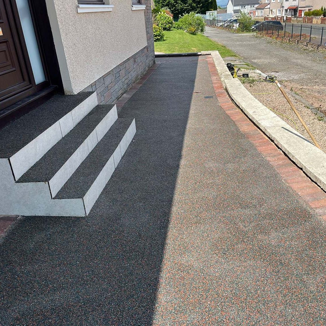 37d3b7dc-0013-4a8e-8794-e3eccde7c1f1 Resin bound pathway and steps of a house in Glasgow