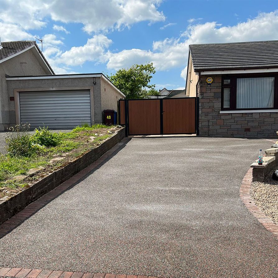 df8426bf-41b0-43a2-8744-a3218357c182 Burgh Resin laying a resin driveway with a paved border in Glasgow