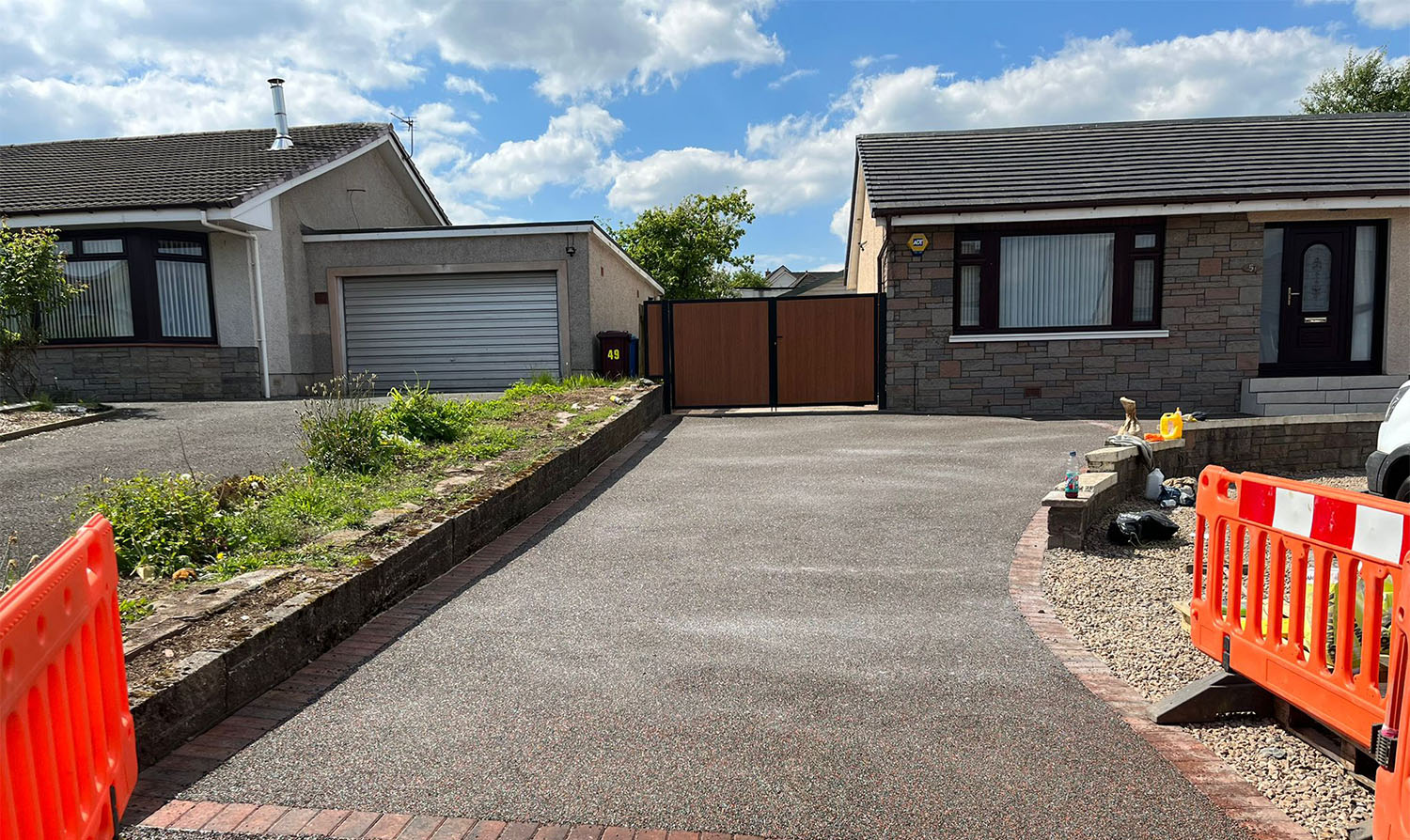 df8426bf-41b0-43a2-8744-a3218357c182 Burgh Resin laying a resin driveway with a paved border in Glasgow