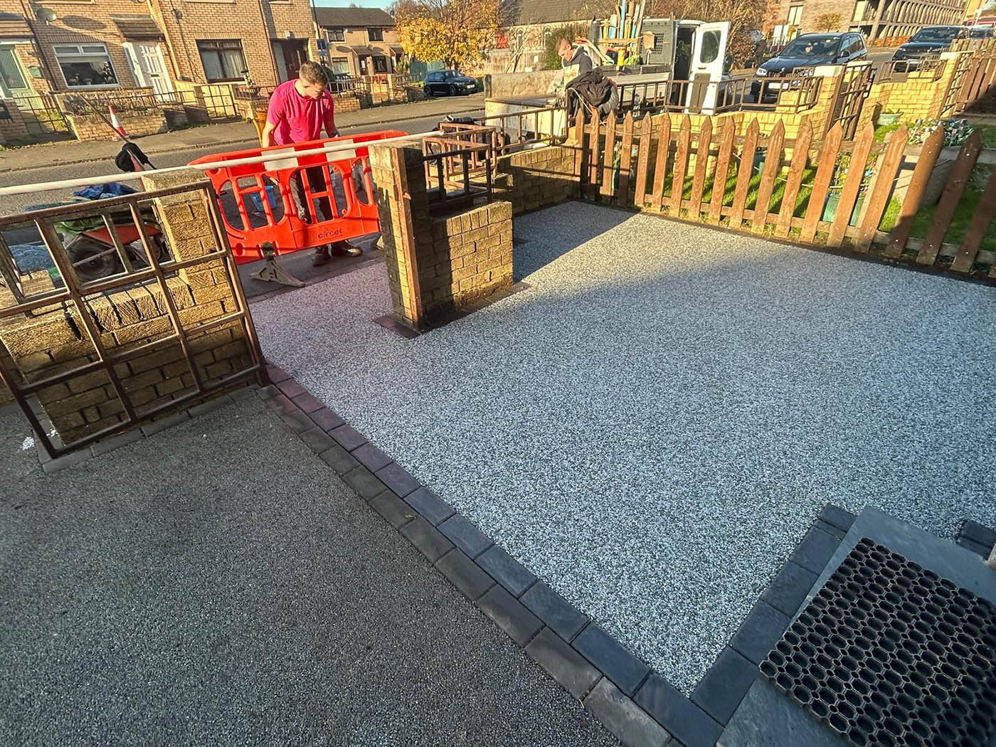 e7384665-91d7-410c-a850-d3e276a00851 Newly laid resin bound surface in the front garden of a house in Glasgow
