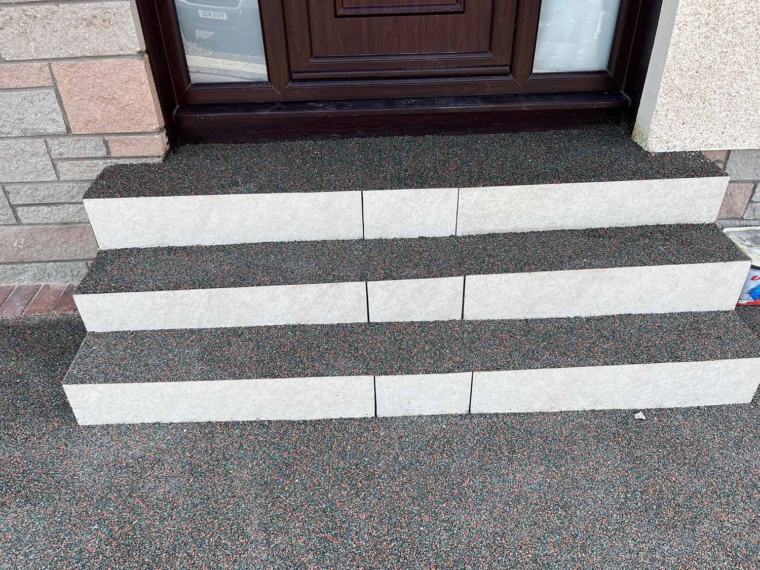 eff8b7b9-2e4f-4f47-b4c4-a44200d58407 Resin bound steps at the front of a house in Glasgow